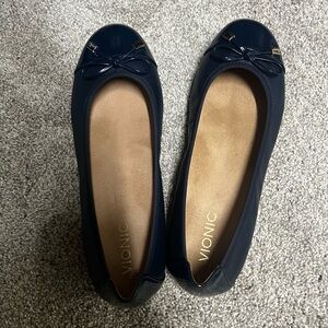 Vionic navy blue flats